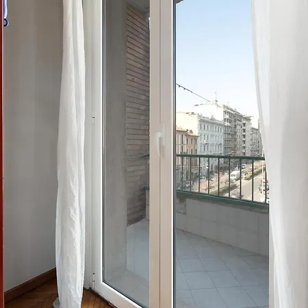 Guesthost - M1 Pasteur With Balcony Apartment Milan