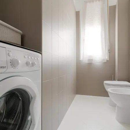 Guesthost - M1 Pasteur With Balcony Apartment Mailand
